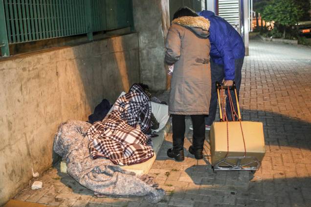 Voluntários entregam sopas para moradores de rua. Sensação térmica chegou a 4ºC na capital paulista Voluntários entregam sopas para moradores de rua. Sensação térmica chegou a 4ºC na capital paulista