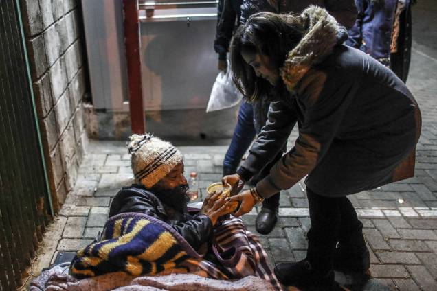 Voluntários entregam sopas para moradores de rua. Sensação térmica chegou a 4ºC na capital paulista Voluntários entregam sopas para moradores de rua. Sensação térmica chegou a 4ºC na capital paulista