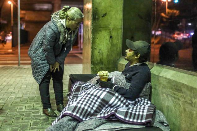 Voluntários entregam sopas para moradores de rua. Sensação térmica chegou a 4ºC na capital paulista Voluntários entregam sopas para moradores de rua. Sensação térmica chegou a 4ºC na capital paulista