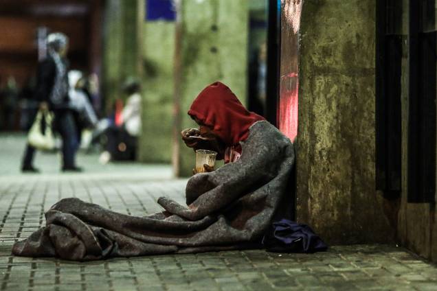 Morador de rua se alimenta com sopa distribuída por voluntários, na região central de São Paulo Morador de rua se alimenta com sopa distribuída por voluntários, na região central de São Paulo