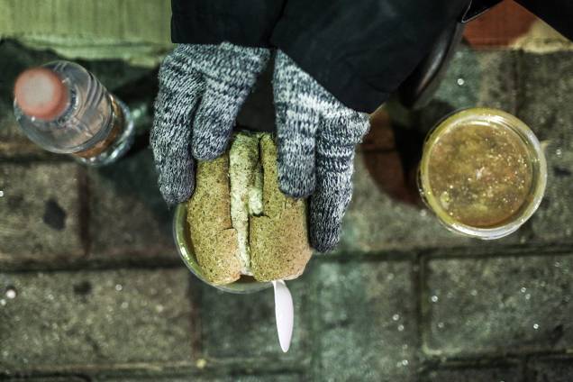 Morador de rua se alimenta com sopa distribuída por voluntários, na região central de São Paulo Morador de rua se alimenta com sopa distribuída por voluntários, na região central de São Paulo