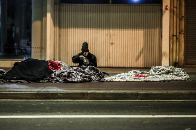 Morador de rua se alimenta com sopa distribuída por voluntários, na região central de São Paulo Morador de rua se alimenta com sopa distribuída por voluntários, na região central de São Paulo