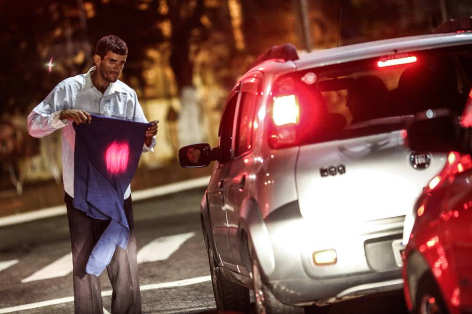 Morador de rua pede agasalho no semáforo