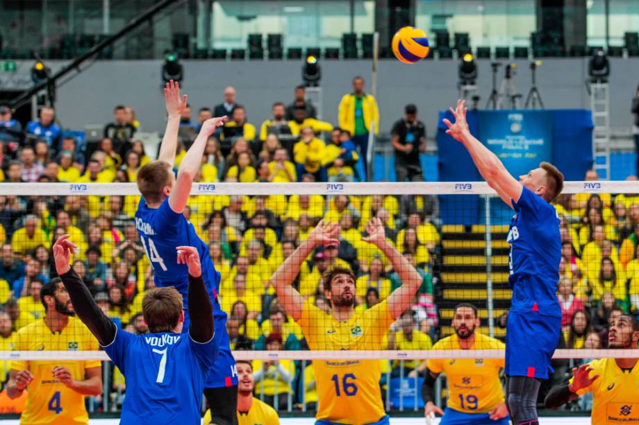 Partida entre Brasil e Rússia, válida pela fase final da Liga Mundial de Vôlei, realizada na Arena da Baixada, em Curitiba, nesta quinta-feira (6).