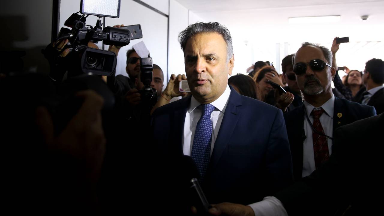 Aécio retorna ao Congresso Nacional