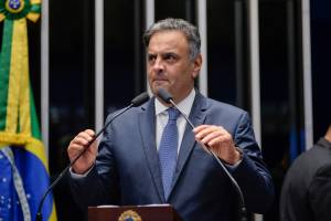 Aécio Neves retorna ao Senado