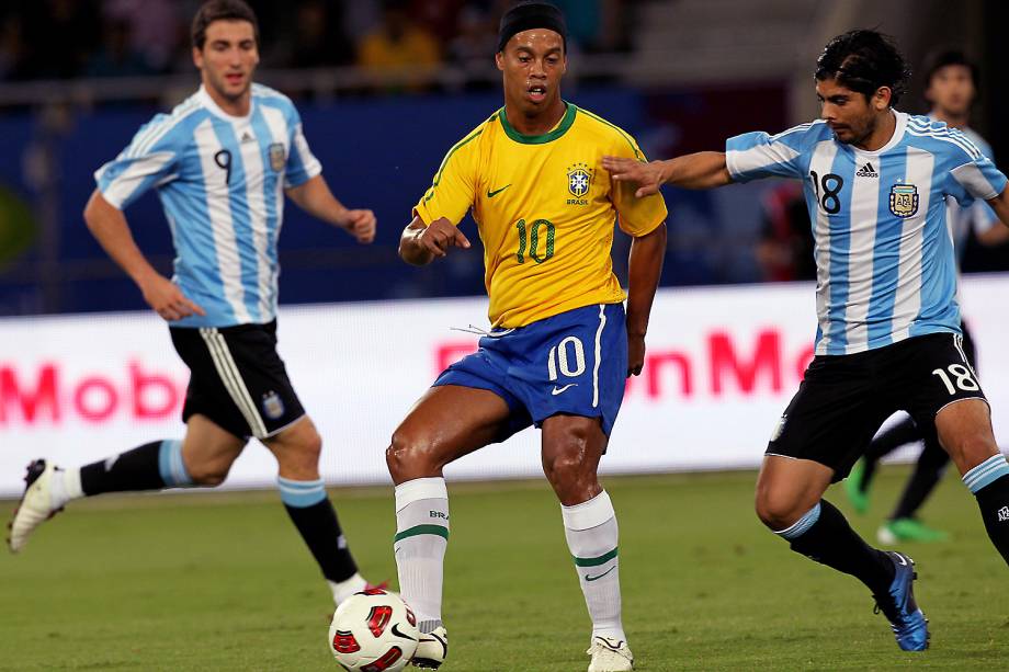 Ronaldinho durante partida do Brasil contra a Argentina em 2010, no Catar