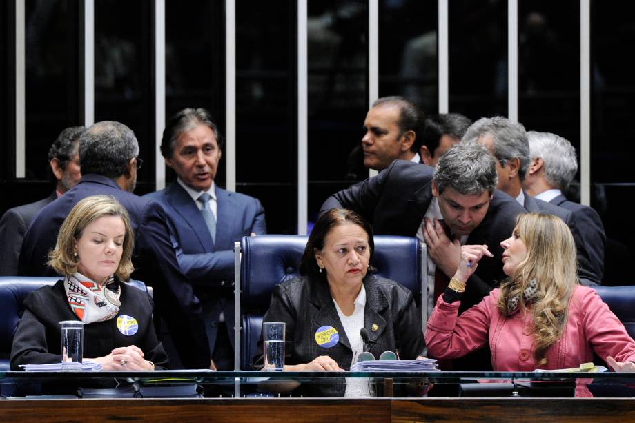 Senadoras de oposição ocupam a mesa do plenário do Senado durante sessão destinada à votação da reforma trabalhista - 11/07/2017