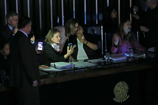 Impedido de presidir votação da reforma trabalhista, Eunício Oliveira (PMDB-CE) suspende sessão. A decisão foi tomada depois que a senadora Fátima Bezerra (PT - RN), que conduzia os trabalhos, se negou a dar o assento da presidência da sessão a Eunício. O senador mandou desligar os microfones e apagar as luzes do plenário - 11/07/2017 Impedido de presidir votação da reforma trabalhista, Eunício Oliveira (PMDB-CE) suspende sessão. A decisão foi tomada depois que a senadora Fátima Bezerra (PT - RN), que conduzia os trabalhos, se negou a dar o assento da presidência da sessão a Eunício. O senador mandou desligar os microfones e apagar as luzes do plenário - 11/07/2017