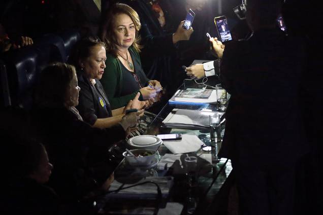 Impedido de presidir votação da reforma trabalhista, Eunício Oliveira (PMDB-CE) suspende sessão. A decisão foi tomada depois que a senadora Fátima Bezerra (PT - RN), que conduzia os trabalhos, se negou a dar o assento da presidência da sessão a Eunício. O senador mandou desligar os microfones e apagar as luzes do plenário - 11/07/2017 Impedido de presidir votação da reforma trabalhista, Eunício Oliveira (PMDB-CE) suspende sessão. A decisão foi tomada depois que a senadora Fátima Bezerra (PT - RN), que conduzia os trabalhos, se negou a dar o assento da presidência da sessão a Eunício. O senador mandou desligar os microfones e apagar as luzes do plenário - 11/07/2017
