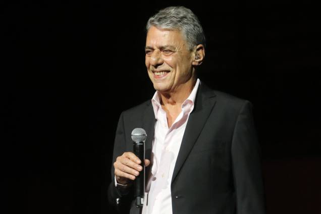 O cantor Chico Buarque participa do 28° Premio de Música Brasileira no Teatro Municipal do Rio de Janeiro e canta o sucesso "As Vitrines" O cantor Chico Buarque participa do 28° Premio de Música Brasileira no Teatro Municipal do Rio de Janeiro e canta o sucesso "As Vitrines"