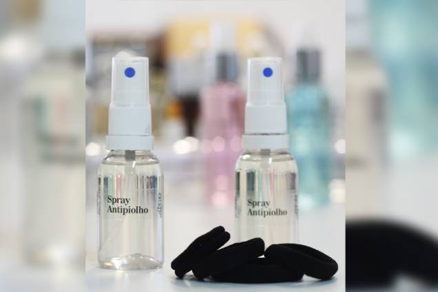 <span style="font-size:10.5pt;font-family:'Verdana', 'sans-serif';">Uma solução simples: o spray contém substância que funciona como repelente natural de piolhos; é aplicado nos prendedores de cabelo para garantir a proteção</span><span style="font-size:10.5pt;"></span> <span style="font-size:10.5pt;font-family:'Verdana', 'sans-serif';">Uma solução simples: o spray contém substância que funciona como repelente natural de piolhos; é aplicado nos prendedores de cabelo para garantir a proteção</span><span style="font-size:10.5pt;"></span>
