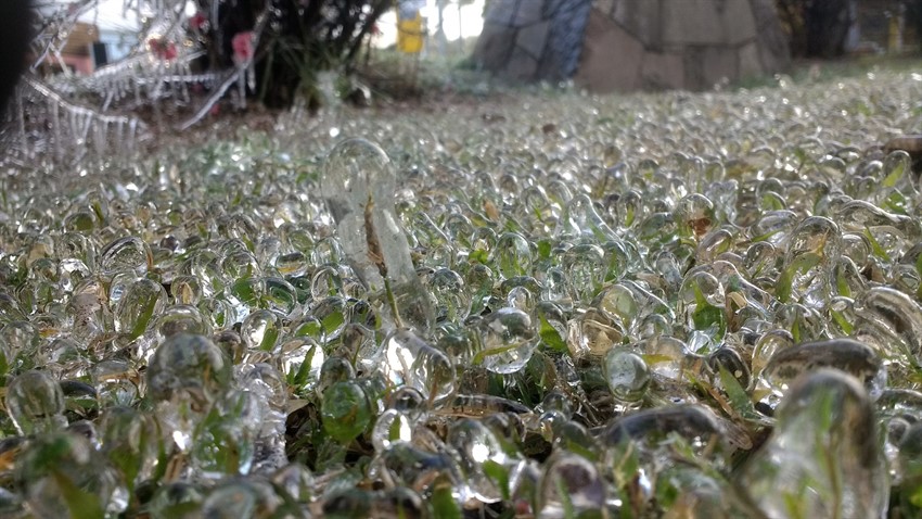 Marcando temperatura de -5.2 graus Celsius ao amanhecer do dia 18/07/2017 a cidade de São Joaquim, em Santa Catarina, proporcionou um espetáculo gelado aos turistas que lotam a cidade.