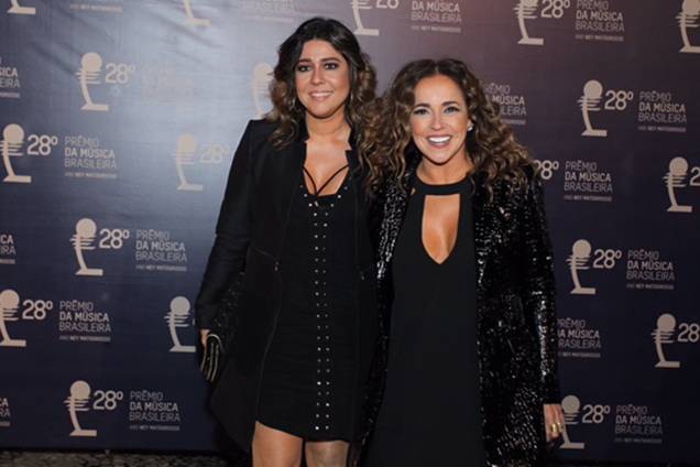 Daniela Mercury e sua esposa Malu Verçosa são fotografadas ao chegarem no 28° Premio de Música Brasileira no Teatro Municipal do Rio de Janeiro Daniela Mercury e sua esposa Malu Verçosa são fotografadas ao chegarem no 28° Premio de Música Brasileira no Teatro Municipal do Rio de Janeiro