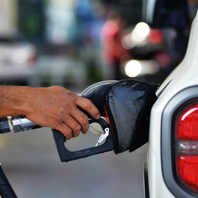 Inflação desacelera para 0,67% em abril, mas gasolina, alimentos e remédios pressionam preços