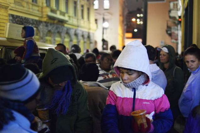 Pessoas se aglomeram para receberem sopas distribuidas por voluntários na região central de São Paulo Pessoas se aglomeram para receberem sopas distribuidas por voluntários na região central de São Paulo