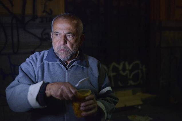 Antonio Luis, 60, morador de rua há 1 ano e meio, se protege do frio somente com um cobertor. Antonio Luis, 60, morador de rua há 1 ano e meio, se protege do frio somente com um cobertor.