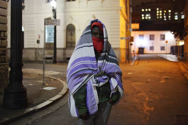 O baiano Gilson Oliveira, 24, se cobre com diversas mantas e agasalhos para se proteger do frio. Os termômetros chegaram a marcar 7,9º C em São Paulo O baiano Gilson Oliveira, 24, se cobre com diversas mantas e agasalhos para se proteger do frio. Os termômetros chegaram a marcar 7,9º C em São Paulo