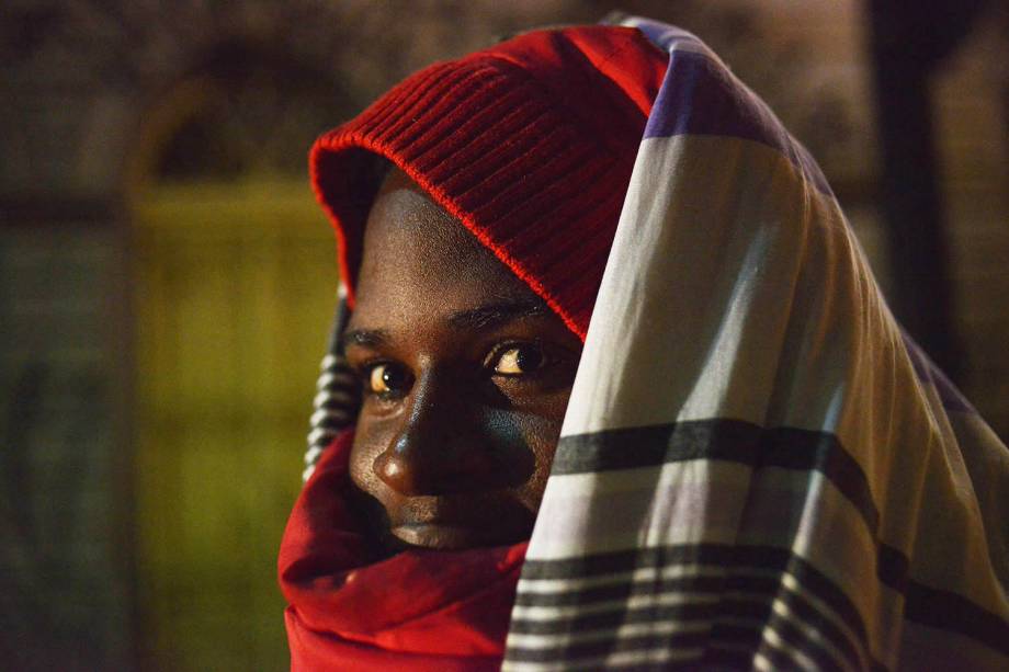 O baiano Gilson Oliveira, 24, se cobre com diversas mantas e agasalhos para se proteger do frio. Os termômetros chegaram a marcar 7,9º C em São Paulo