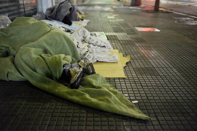 Moradores de rua se aquecem com cobertores para se protegerem do frio. Termômetros chegaram a marcar 7,9ºC, em São Paulo Moradores de rua se aquecem com cobertores para se protegerem do frio. Termômetros chegaram a marcar 7,9ºC, em São Paulo