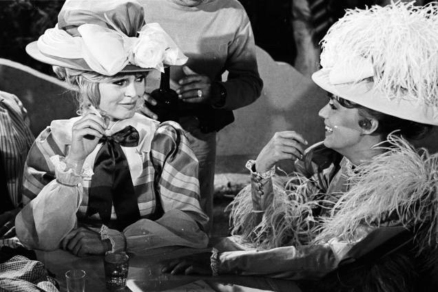 Brigitte Bardot e Jeanne Moreau no set de filmagem do filme 'Viva Maria' em 1965 Brigitte Bardot e Jeanne Moreau no set de filmagem do filme 'Viva Maria' em 1965