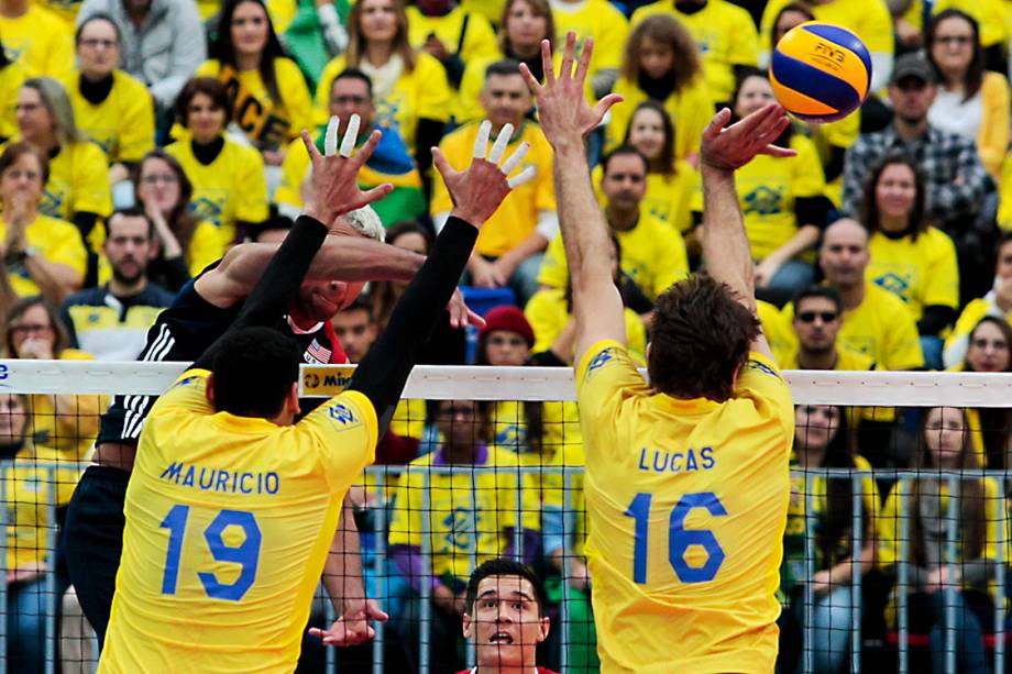 Lucas e Bruninho durante partida entre Brasil e EUA, nas fases finais da Liga Mundial de Vôlei na Arena da Baixada, em Curitiba