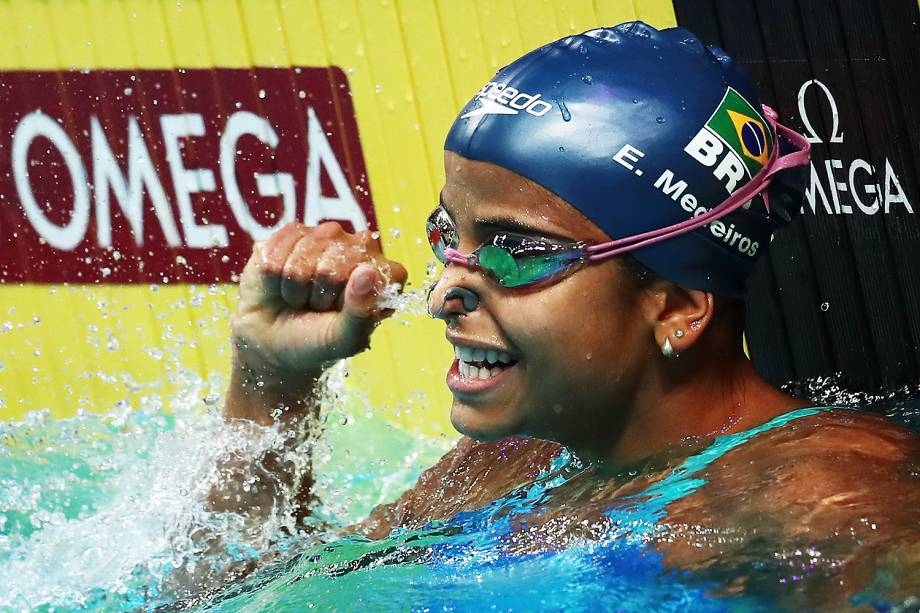 A pernambucana Etiene Medeiros ganha a medalha de ouro na prova dos 50 m costas no Mundial de esportes aquáticos de Budapeste, na Hungria - 27/07/2017