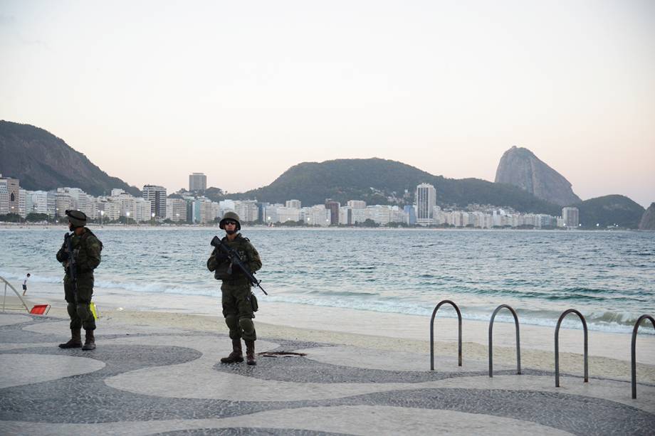 Homens das Forças Armadas patrulham as ruas no Rio de Janeiro - 28/07/2017