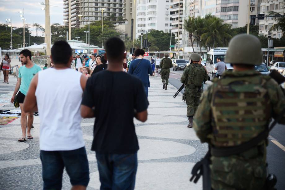 Homens das Forças Armadas patrulham as ruas no Rio de Janeiro - 28/07/2017