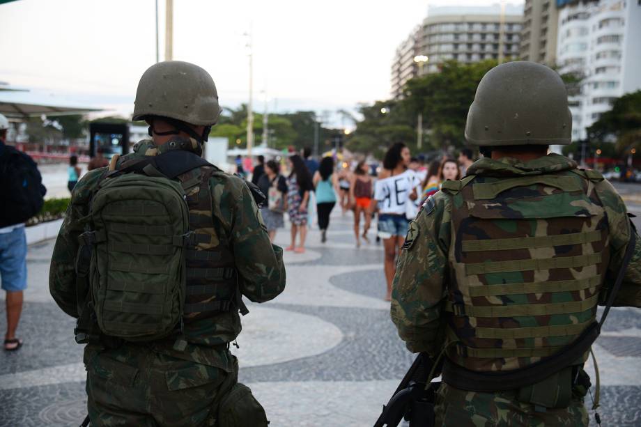 Homens das Forças Armadas patrulham as ruas no Rio de Janeiro - 28/07/2017