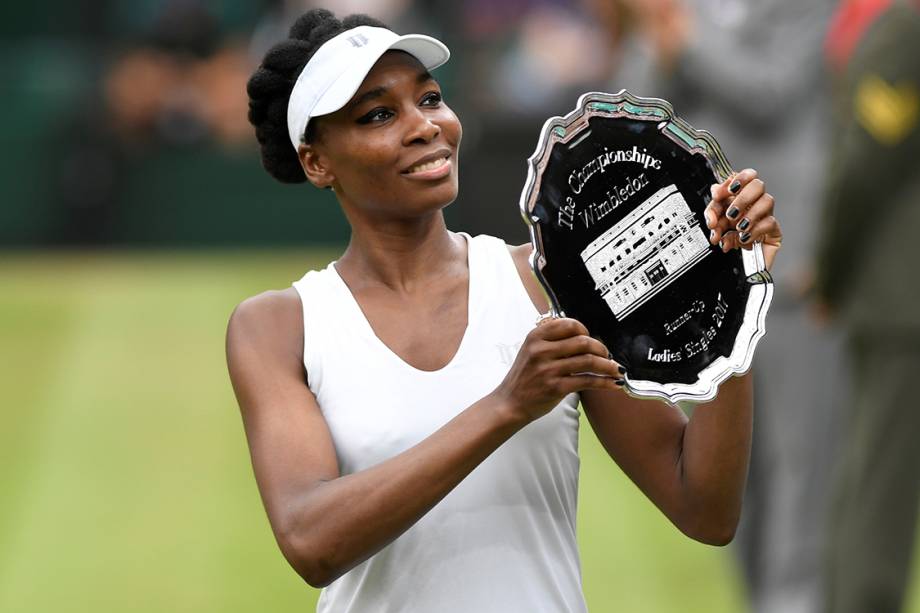 Tenista Venus Williams posa com o troféu de vice-campeã de Wimbledon, após derrota na final para a tenista espanhola Garbine Muguruza, em Londres Tenista Venus Williams posa com o troféu de vice-campeã de Wimbledon, após derrota na final para a tenista espanhola Garbine Muguruza, em Londres