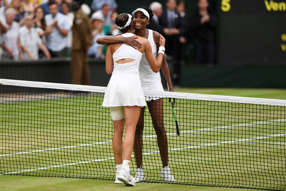 Garbine Muguruza, da Espanha, e Venus Williams, dos Estados Unidos, se cumprimentam após partida final do torneio de tênis de Wimbledon, em Londres Garbine Muguruza, da Espanha, e Venus Williams, dos Estados Unidos, se cumprimentam após partida final do torneio de tênis de Wimbledon, em Londres
