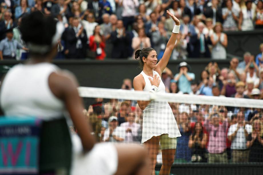 Campeão de Wimbledon, a espanhola Garbine Muguruza, cumprimenta o público após partida final contra Venus Williams, em Londres