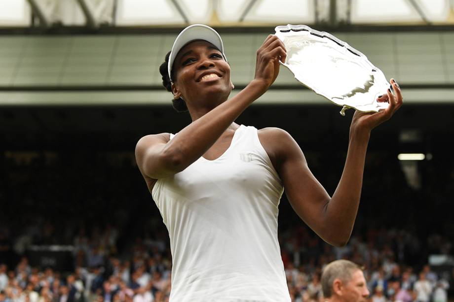 Tenista Venus Williams posa com o troféu de vice-campeã de Wimbledon, após derrota na final para a tenista espanhola Garbine Muguruza, em Londres Tenista Venus Williams posa com o troféu de vice-campeã de Wimbledon, após derrota na final para a tenista espanhola Garbine Muguruza, em Londres