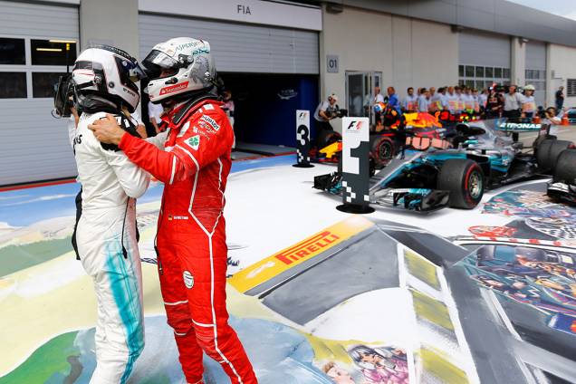 Valtteri Bottas, da Mercedes, cumprimenta Sebastian Vettel, da Ferrari, após vencer o GP da Áustria Valtteri Bottas, da Mercedes, cumprimenta Sebastian Vettel, da Ferrari, após vencer o GP da Áustria