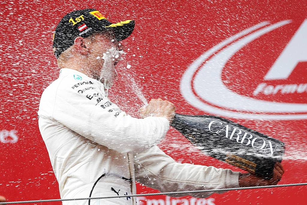 O finland&ecirc;s Valtteri Bottas, da Mercedes, comemora ap&oacute;s vencer o GP da &Aacute;ustria