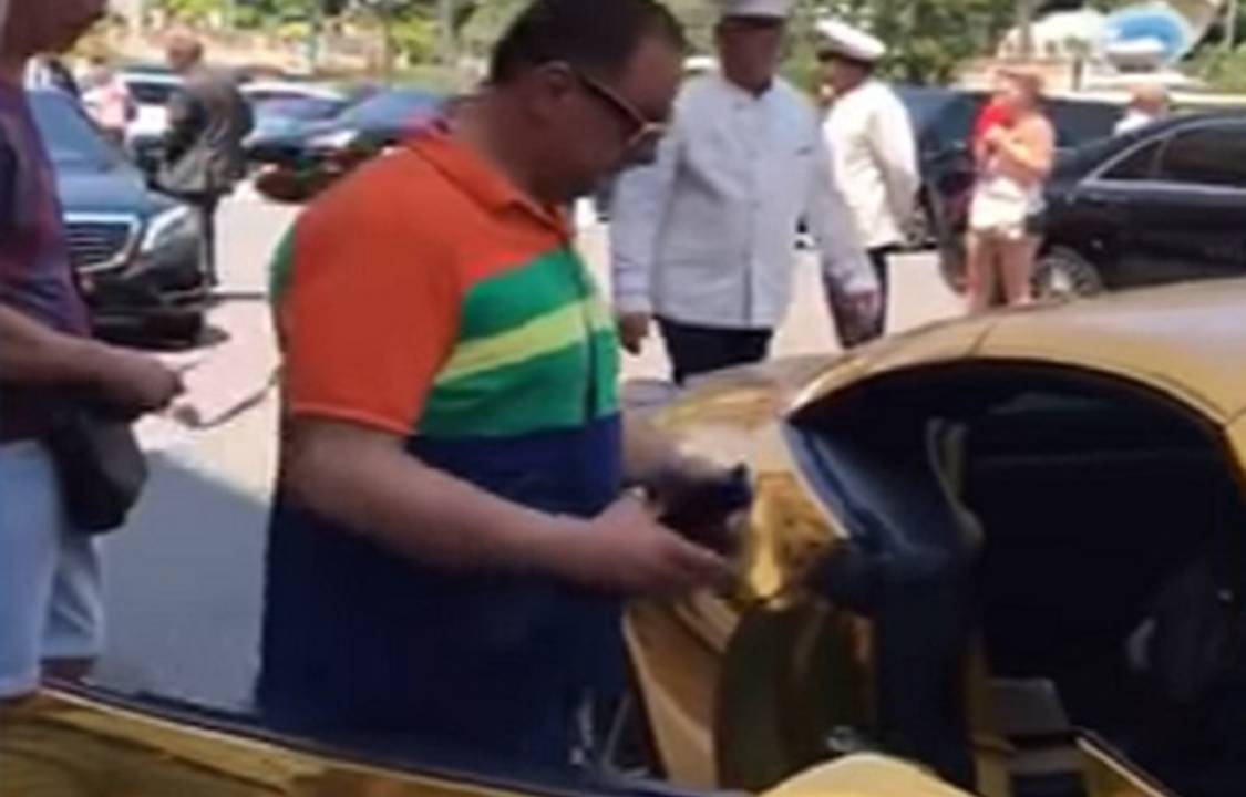 Ferrari dourada não é de Lulinha