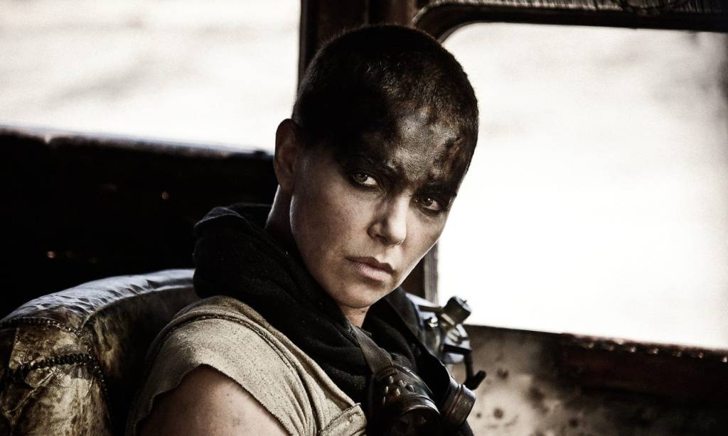 Charlize Theron confirma roteiros de filme derivado de ‘Mad Max’