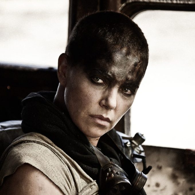 Charlize Theron confirma roteiros de filme derivado de ‘Mad Max’