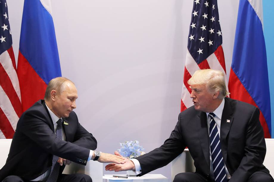 Presidentes Donald Trump, dos Estados Unidos, e Vladimir Putin, da Rússia, se encontram durante conferência do G20 em Hamburgo, na Alemanha - 07/07/2017