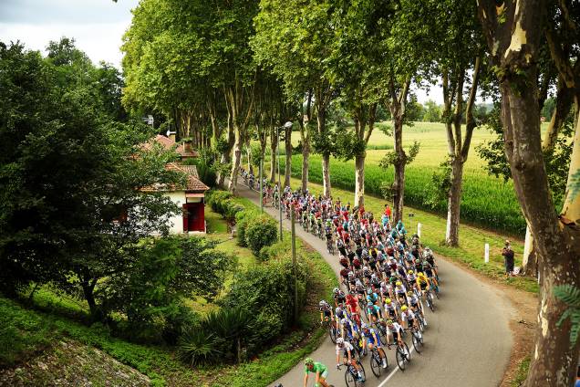 Christopher Froome, da Grã-Bretanha, lidera o pelotão durante o estágio onze do Le Tour de France de 2017, um percurso de 203,5 km de Eymet para Pau, 12 de julho de 2017 em Eymet, na França Christopher Froome, da Grã-Bretanha, lidera o pelotão durante o estágio onze do Le Tour de France de 2017, um percurso de 203,5 km de Eymet para Pau, 12 de julho de 2017 em Eymet, na França