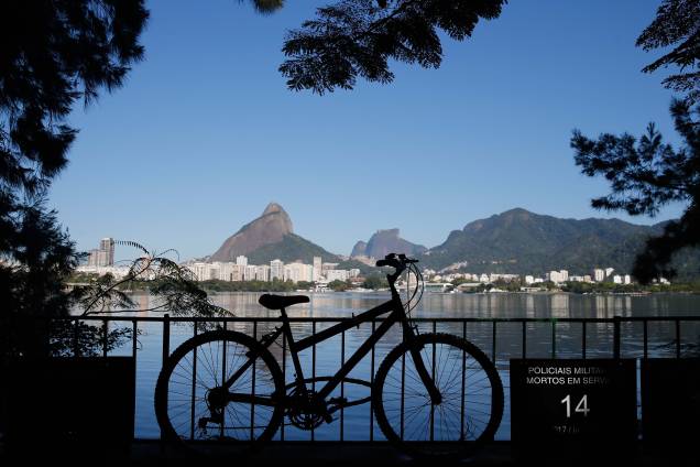 A ONG Rio de Paz realiza um ato na orla da Lagoa Rodrigo de Freitas, em homenagem aos policiais militares assassinados este ano no estado do Rio de Janeiro - 25/07/2017 A ONG Rio de Paz realiza um ato na orla da Lagoa Rodrigo de Freitas, em homenagem aos policiais militares assassinados este ano no estado do Rio de Janeiro - 25/07/2017