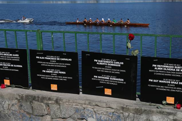 Remadores são fotografados na Lagoa Rodrigo de Freitas, no Rio de Janeiro, que teve em sua orla uma homenagem aos 91 policiais militares mortos este ano - 25/07/2017 Remadores são fotografados na Lagoa Rodrigo de Freitas, no Rio de Janeiro, que teve em sua orla uma homenagem aos 91 policiais militares mortos este ano - 25/07/2017