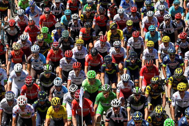 Competidores participam da quarta etapa da 104ª edição do Tour de France entre as cidades de Vittel e La Planche des Belles Fille, na França - 05/07/2017 Competidores participam da quarta etapa da 104ª edição do Tour de France entre as cidades de Vittel e La Planche des Belles Fille, na França - 05/07/2017