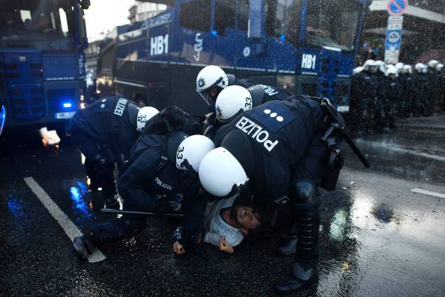 Polícia e manifestantes entram em confronto em protesto durante a realização da reunião de cúpula do G20 em Hamburgo, na Alemanha - 06/07/2017 Polícia e manifestantes entram em confronto em protesto durante a realização da reunião de cúpula do G20 em Hamburgo, na Alemanha - 06/07/2017