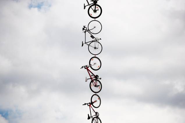 Bicicletas são penduradas ao lado da estrada durante a 104ª corrida de ciclismo do Tour de France, 3ª etapa de Verviers, Bélgica, a Longwy, França - 03/07/2017 Bicicletas são penduradas ao lado da estrada durante a 104ª corrida de ciclismo do Tour de France, 3ª etapa de Verviers, Bélgica, a Longwy, França - 03/07/2017