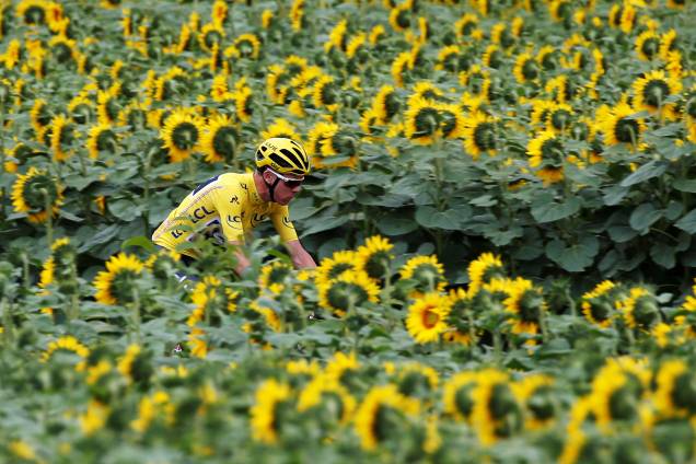 O ciclista britânico Chris Froome passa por um campo de girassóis durante a décima etapa da 104ª edição do Tour de entre Perigueux e Bergerac, na França - 11/07/2017 O ciclista britânico Chris Froome passa por um campo de girassóis durante a décima etapa da 104ª edição do Tour de entre Perigueux e Bergerac, na França - 11/07/2017