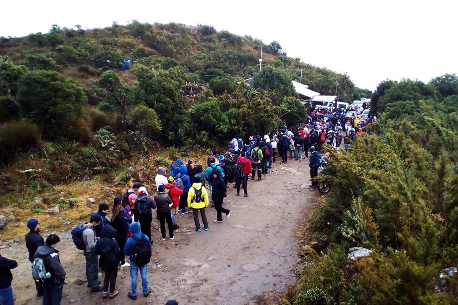 Fila de turistas e moradores da região na entrada do parque na manhã deste domingo (02)