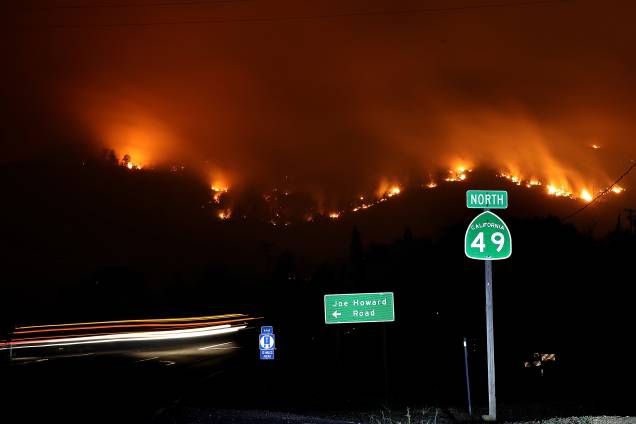 As chamas do incêndio florestal Detwiler queimam sobre as colinas da cidade de Mariposa, na Califórnia As chamas do incêndio florestal Detwiler queimam sobre as colinas da cidade de Mariposa, na Califórnia