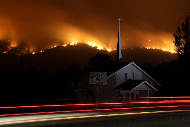 As chamas do incêndio florestal Detwiler queimam sobre as colinas da cidade de Mariposa, na Califórnia As chamas do incêndio florestal Detwiler queimam sobre as colinas da cidade de Mariposa, na Califórnia